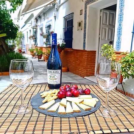 Tipico Y Pintoresco Patio De Vecinos, Con Encanto Sevilla Exterior foto