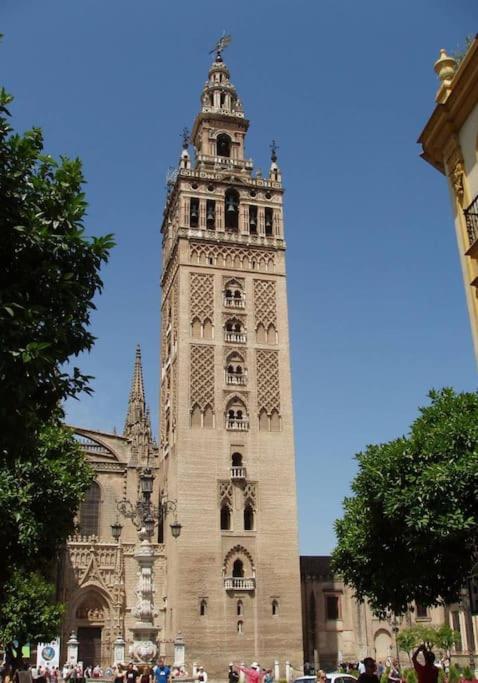 Tipico Y Pintoresco Patio De Vecinos, Con Encanto Sevilla Exterior foto