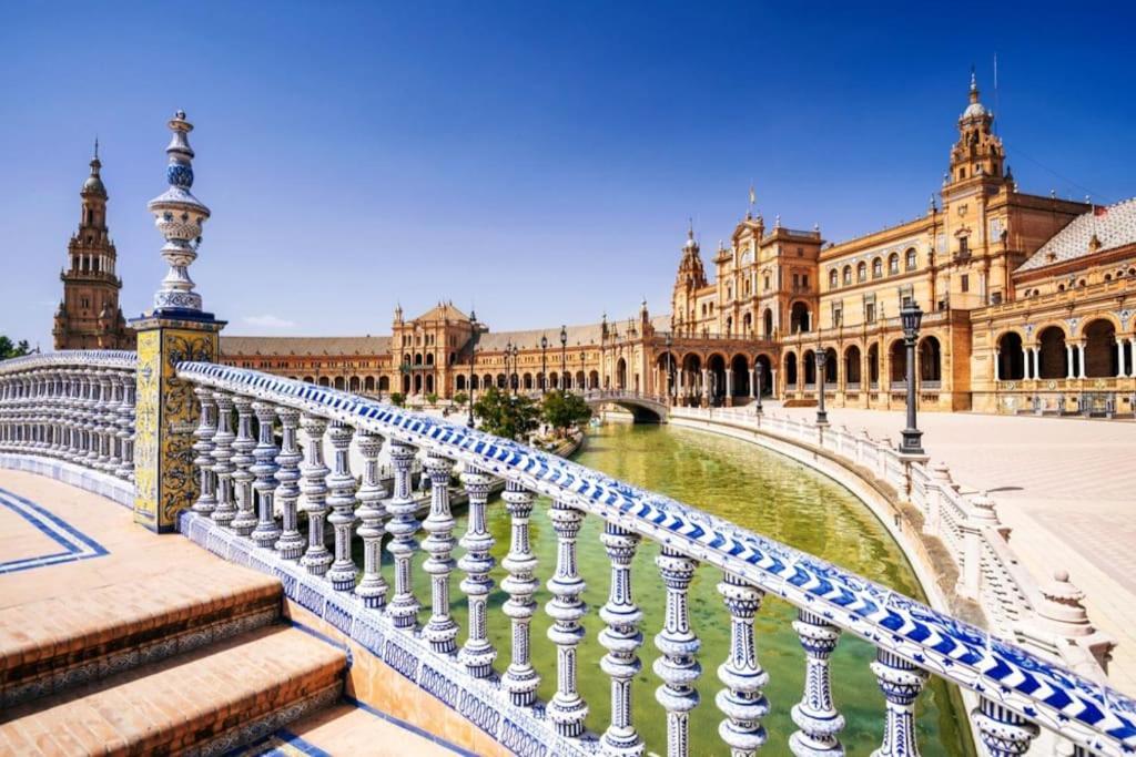 Tipico Y Pintoresco Patio De Vecinos, Con Encanto Sevilla Exterior foto