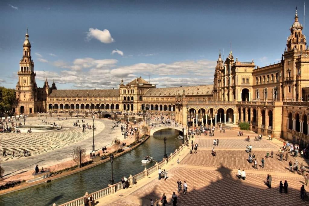 Tipico Y Pintoresco Patio De Vecinos, Con Encanto Sevilla Exterior foto