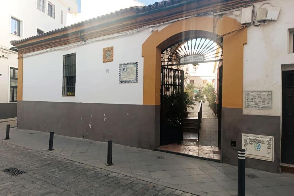 Tipico Y Pintoresco Patio De Vecinos, Con Encanto Sevilla Exterior foto